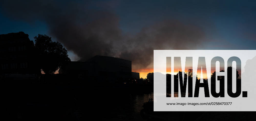 Berlin,GER, Since the early evening there is a major fire in Berlin Neukölln It burns a warehouse at a waste disposal company