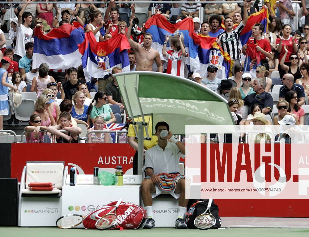 Serbische Fans feuern ihren Landsmann Novak Djokovic (Serbien) während einer Spielpause an Tennis Herren Australian Open 2007, ATP Tour, Grand Slam Totale Melbourne Tennis Herren Australian Open 2007, ATP Tour, Grand Slam Totale Melbourne