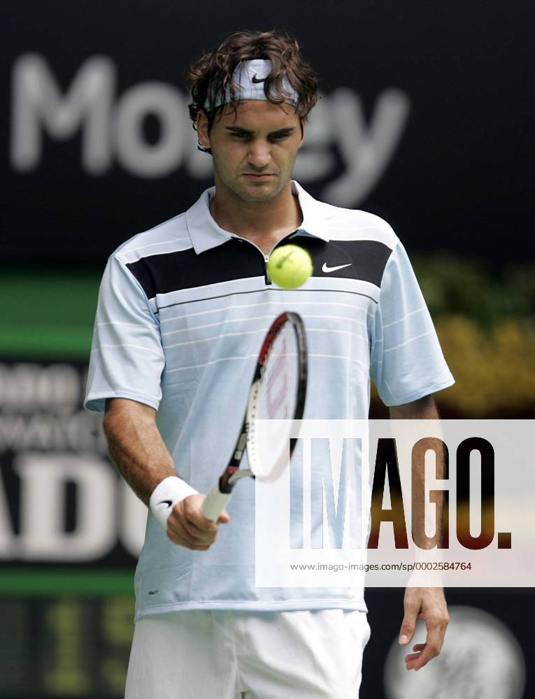 Roger Federer (Schweiz) jongliert den Ball auf dem Schlägerrahmen Tennis Herren Australian Open 2007, ATP Tour, Grand Slam Einzelbild Melbourne Tennis Herren Australian Open 2007, ATP Tour, Grand Slam Einzelbild Melbourne