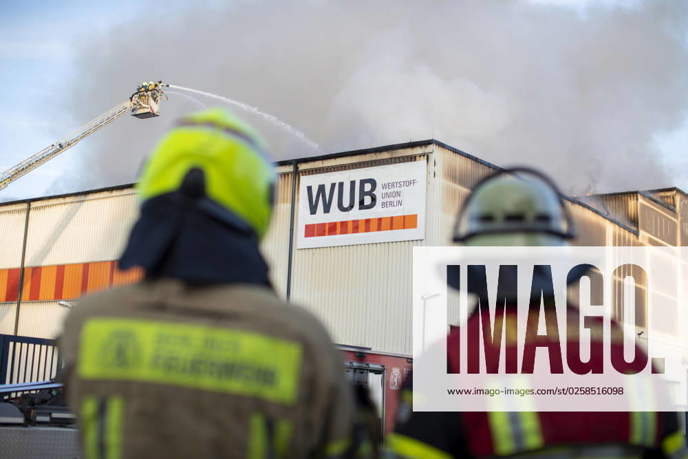 Major fire in warehouse at a waste disposal company, The Berlin fire department is in a warehouse fire of a recycling company with over 120 forces since the early Wednesday evening in use According to a spokesman for the Berlin fire department, a warehouse with 5000sqm in several sections caught fire and affected by