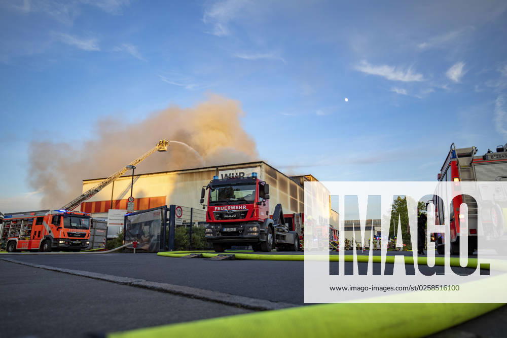 Major fire in warehouse at a waste disposal company, The Berlin fire department is in a warehouse fire of a recycling company with over 120 forces since the early Wednesday evening in use According to a spokesman for the Berlin fire department, a warehouse with 5000sqm in several sections caught fire and affected by