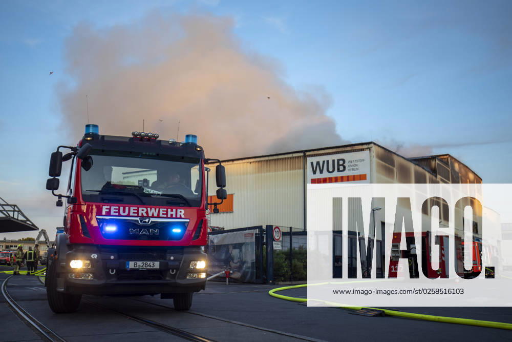 Major fire in warehouse at a waste disposal company, The Berlin fire department is in a warehouse fire of a recycling company with over 120 forces since the early Wednesday evening in use According to a spokesman for the Berlin fire department, a warehouse with 5000sqm in several sections caught fire and affected by