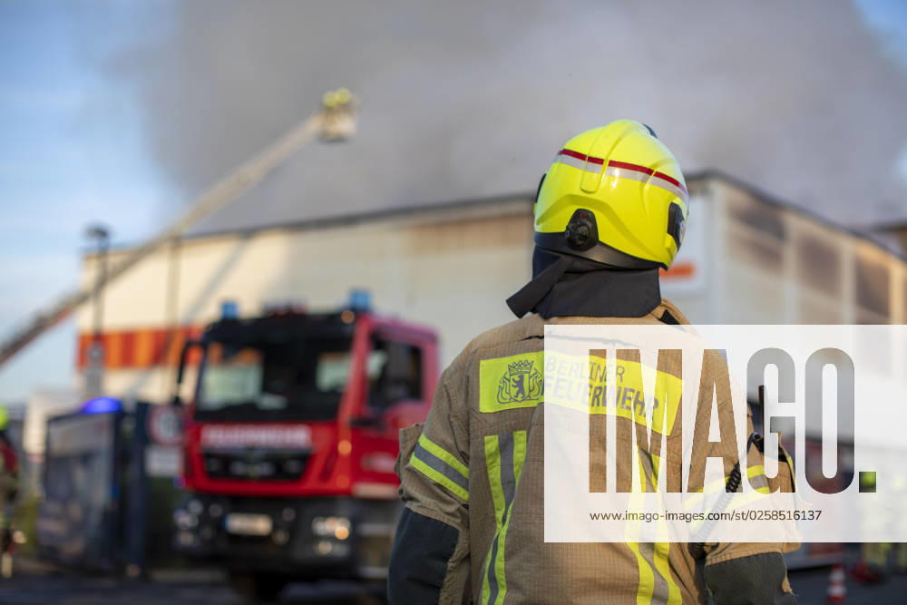 Major fire in warehouse at a waste disposal company, The Berlin fire department is in a warehouse fire of a recycling company with over 120 forces since the early Wednesday evening in use According to a spokesman for the Berlin fire department, a warehouse with 5000sqm in several sections caught fire and affected by