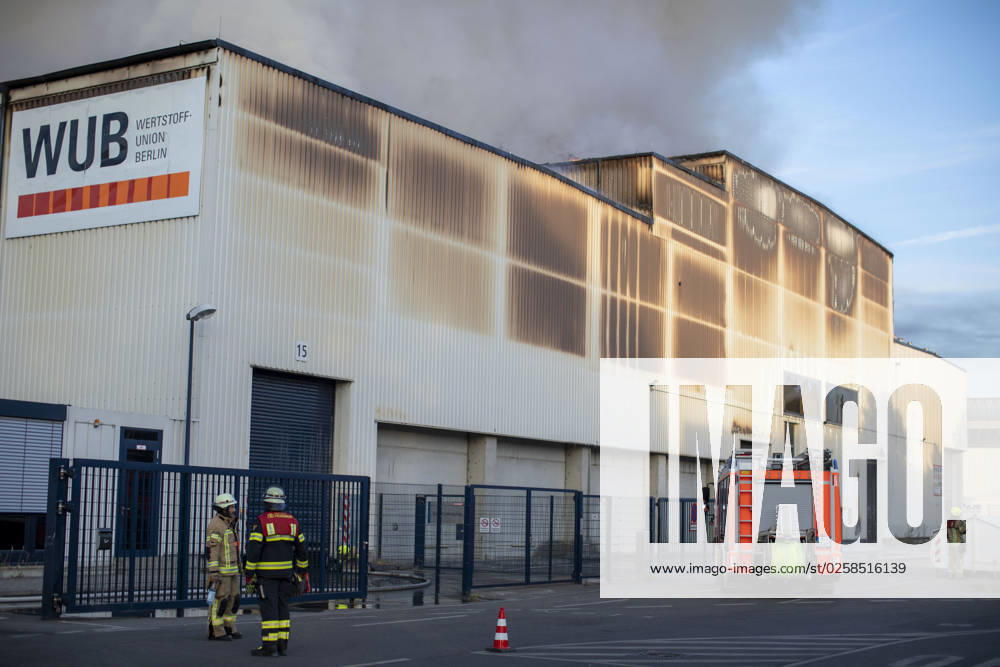 Major fire in warehouse at a waste disposal company, The Berlin fire department is in a warehouse fire of a recycling company with over 120 forces since the early Wednesday evening in use According to a spokesman for the Berlin fire department, a warehouse with 5000sqm in several sections caught fire and affected by