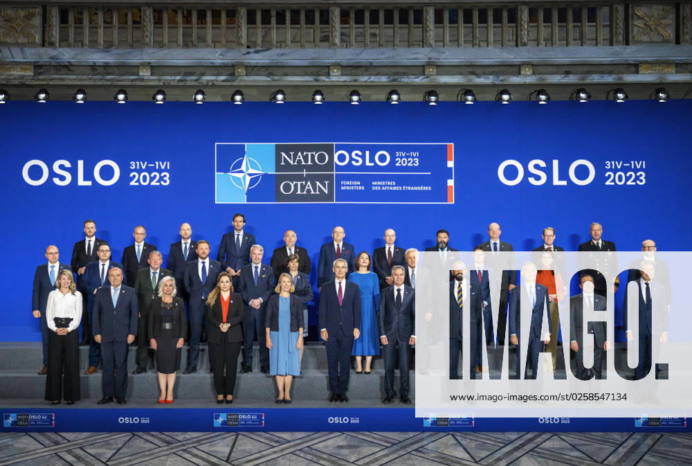 Nato, utenriksministermote i Oslo 31. mai - 1. juni 2023 Oslo 20230601. Det sakalte familiebildet med utenriksministrene, tatt i Radhuset under Natos uformelle utenriksministermote i Oslo torsdag. Foto: Ole Berg-Rusten NTB Oslo Norge cAlAAOzPcVo Ref:_POLcAlAAOzPcVo.jpg