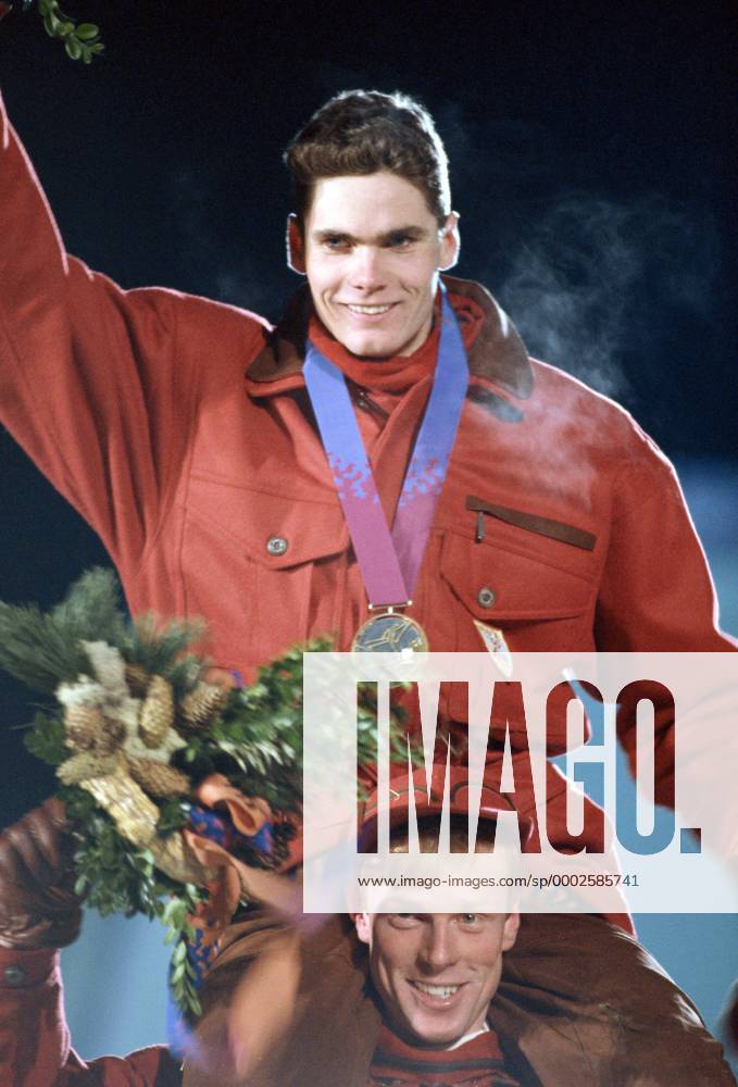 OLYMPIC LEGENDS: Thomas Alsgaard Olympiasieger Thomas Alsgaard (oben) jubelt während der 30km Siegerehrung bei den olympischen Spiele Lillehammer 1994, auf den Schultern des zweitplazierten Björn Dählie (beide Norwegen) - (aflo0008) Nordischer Skilauf OS Winter Herren Olympische Spiele Lillehammer 1994, Winterspiele, Nordischer Skisport, Ski Nordisch, Langlauf, Vdia Gruppe Lillehammer Freude, Nordischer Skilauf OS Winter Herren Olympische Spiele Lillehammer 1994, Winterspiele, Nordischer Skisport, Ski Nordisch, Langlauf, Vdia Gruppe Lillehammer Freude,