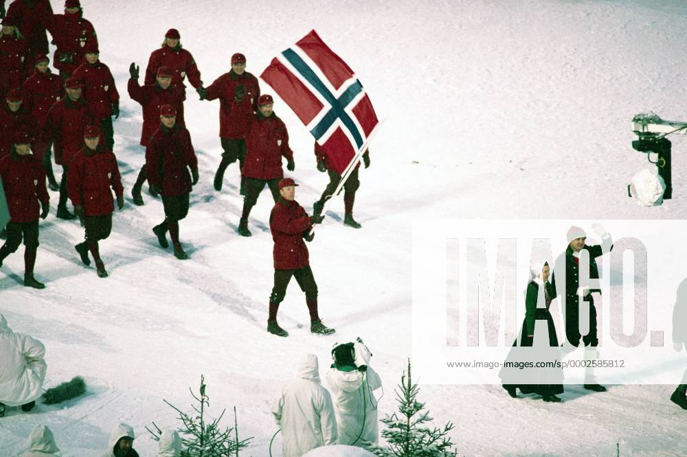 Norwegische Delegation mit Fahnenträger Björn Dählie beim Einmarsch während der Eröffnungsfeier der Olympischen Winterspiele in Lillehammer 1994 - (aflo0008) Nordischer Skilauf OS Winter Herren Olympische Winterspiele 1994, Eröffnungsfeier, Eröffnung, Eröffnungszeremonie Totale Lillehammer Nordischer Skilauf OS Winter Herren Olympische Winterspiele 1994, Eröffnungsfeier, Eröffnung, Eröffnungszeremonie Totale Lillehammer