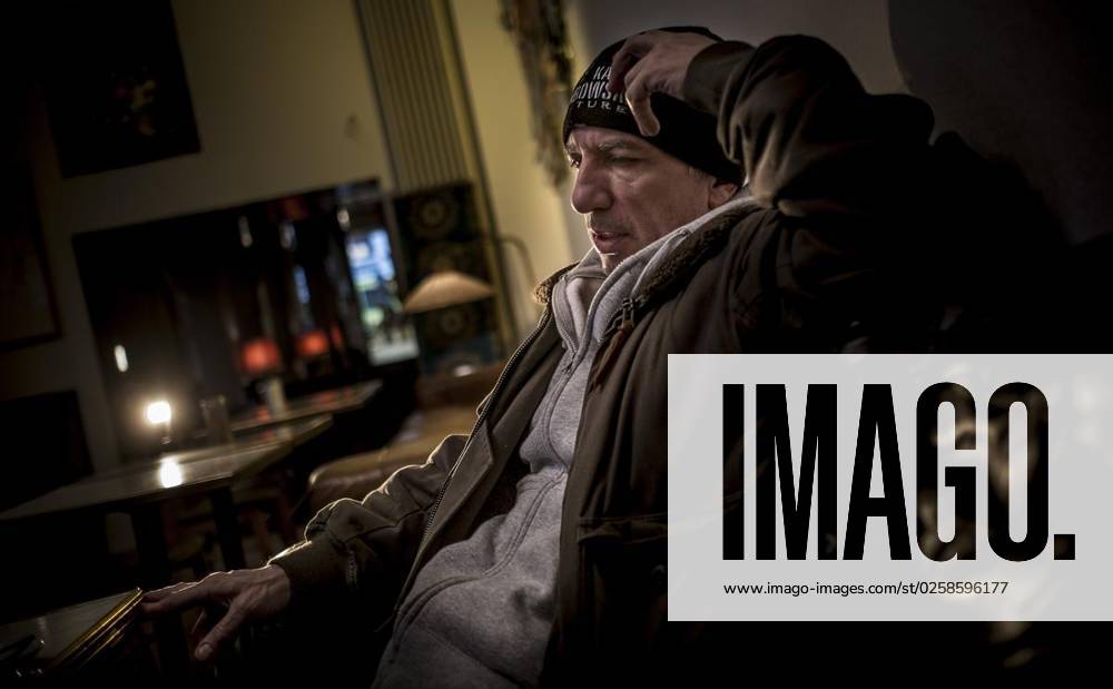 Der Schauspieler Ralf Richter spricht während eines Interviews im Cafe Schmitz über seine Pläne mit Obdachlosen. Der Mime plant ein Projekt Hotel für Obdachlose mit 4 Sternen . Montag 20.01.14 in Köln. Foto Jakob Studnar Der Schauspieler Ralf Richter spricht während eines Interviews im Cafe Schmitz über seine Pläne mit Obdachlosen. Der Mime plant ein Projekt Hotel für Obdachlose mit 4 Sternen . Montag 20.01.14 in Köln. Foto Jakob Studnar Buntes Köln