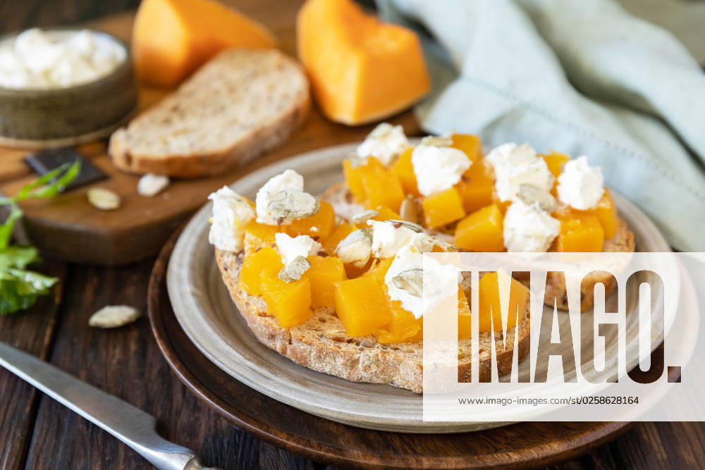 IMAGO Creative, Herbst, Food, Ofenkürbis Healthy food, vegetarian appetizer on a rustic table. Open sandwiches whole grain ciabatta with spice pumpkin and feta cheese. Healthy food, vegetarian appetizer on a rustic table. Open sandwiches whole grain ciabatta with spice pumpkin and feta cheese.