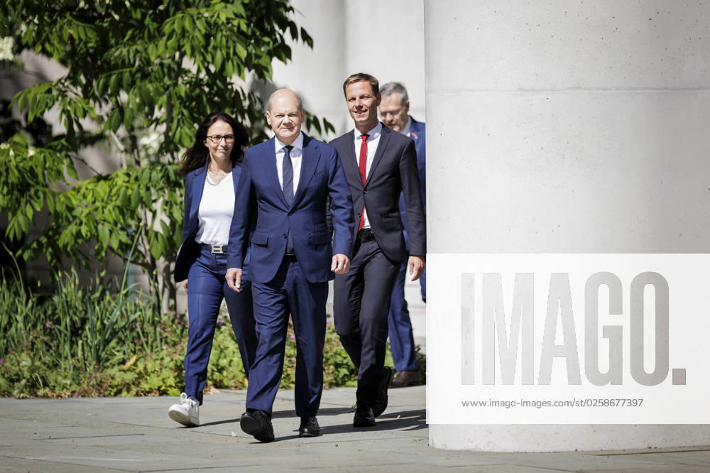 F l n r Yasmin Fahimi, Chairwoman of the German Federation of Trade Unions, Olaf Scholz SPD , Federal Chancellor, Kai Niebert, PrâˆöÂßsident Deutscher Naturschutzring, and Joerg Dittrich, President of the German Confederation of Skilled Crafts, arrive for press statements after the Alliance for Transformation meeting in Berlin, 02 06 2023 Berlin Germany
