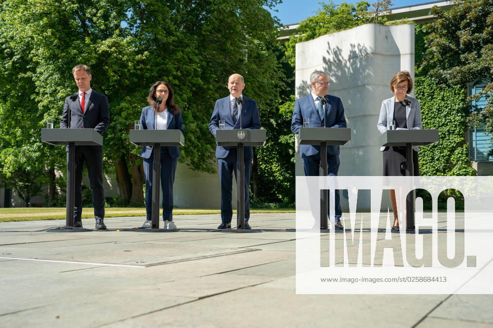 Kai Niebert, Yasmin Fahimi, Olaf Scholz, Jörg Dittrich, Marie Luise Wolff Meeting of the Alliance for Transformation at the Federal Chancellery with Chancellor Olaf Scholz, Yasmin Fahimi, Chairwoman, German Trade Union Federation (DGB), President of Crafts Jörg Dittrich, President of the German Conservation Ring, Kai Niebert, President of the German Ene