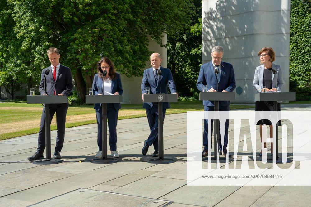 Kai Niebert, Yasmin Fahimi, Olaf Scholz, Jörg Dittrich, Marie Luise Wolff Meeting of the Alliance for Transformation at the Federal Chancellery with Chancellor Olaf Scholz, Yasmin Fahimi, Chairwoman, German Trade Union Federation (DGB), President of Crafts Jörg Dittrich, President of the German Conservation Ring, Kai Niebert, President of the German Ene