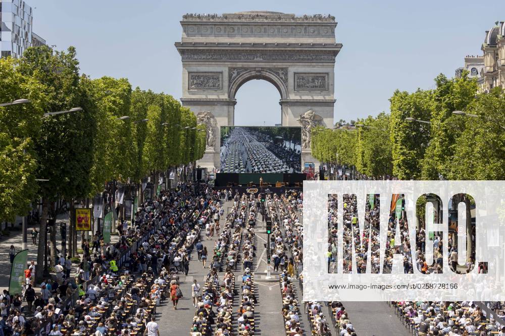 KW22 Paris, France June 4, 2023 - Giant dictation on the Champs Elysees. The event will bring together more than 5,000 participants in an attempt to break the world record for the largest dictation DICTEE GEANTE DES CHAMPS ELYSEES, INSOLITE, CULTURE FRANCAISE, ECOLE, EDUCATION, GUINESS WORLD RECORDS, ORTHOGRAPHE, ECRITURE, ILLETTRISME, ARC DE TRIOMPHE, PERSPECTIVE