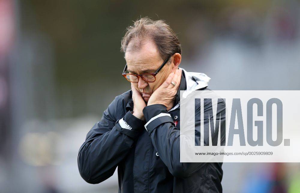 Themen der Woche - - SPORT 2. Fußball Bundesliga: SV Sandhausen - FC St. Pauli, 10. Spieltag am 22.10.2016 in Sandhausen, 0-3 Niederlage fuer den FC St.Pauli, Ewald LIENEN (Trainer, FC St. Pauli) frustriert SV Sandhausen - FC St. Pauli