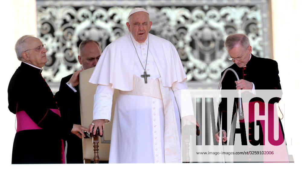 Pope Francis (C) pays a tribute to relics of Saint Therese of Lisieux as he arrives to lead the weekly general audience in Saint Peter s Square, Vatican City, 07 June 2023. ANSA ETTORE FERRARI (papa, Francesco, udienza generale, San Pietro) VATICAN CITY VATICAN CITY - ZUMAa110 20230607_zaf_a110_006