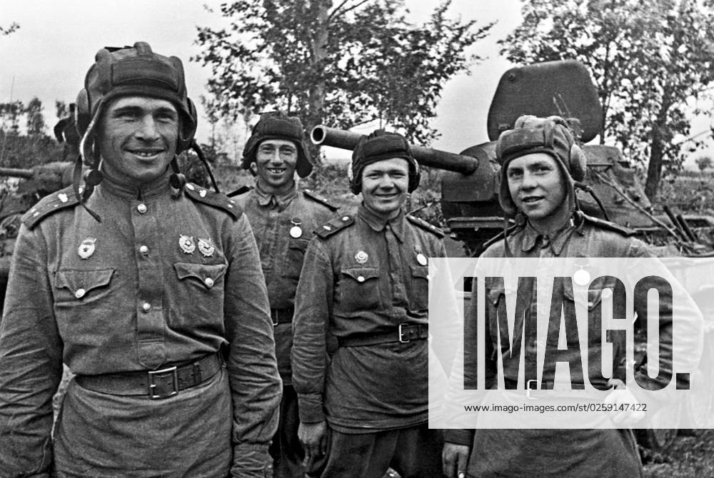 Great Patriotic War 5699590 20.08.1943 Great Patriotic War 1941-1945. The Battle of Kursk (Juky5, 1943 - August 23, 1943). A tank crew of Lieutenant V. Storozhenko who excelled in the combat outside Prokhorovka on July 12, 1943. From left: Lieutenant V. Storozhenko, Corporal F. Kosykh, and Sergeant Major N.Torban. Ryumkin Kursk Russia
