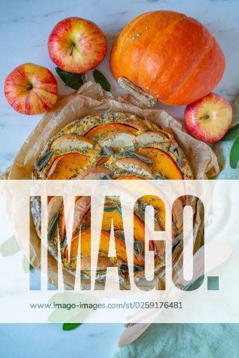 A homemade pumpkin quiche on the table with a pumpkin and apples *** einer Selbstgemachte Kürbis quiche am der Tisch mit einer Kürbis und Äpfel 9246649 RECORD DATE NOT STATED