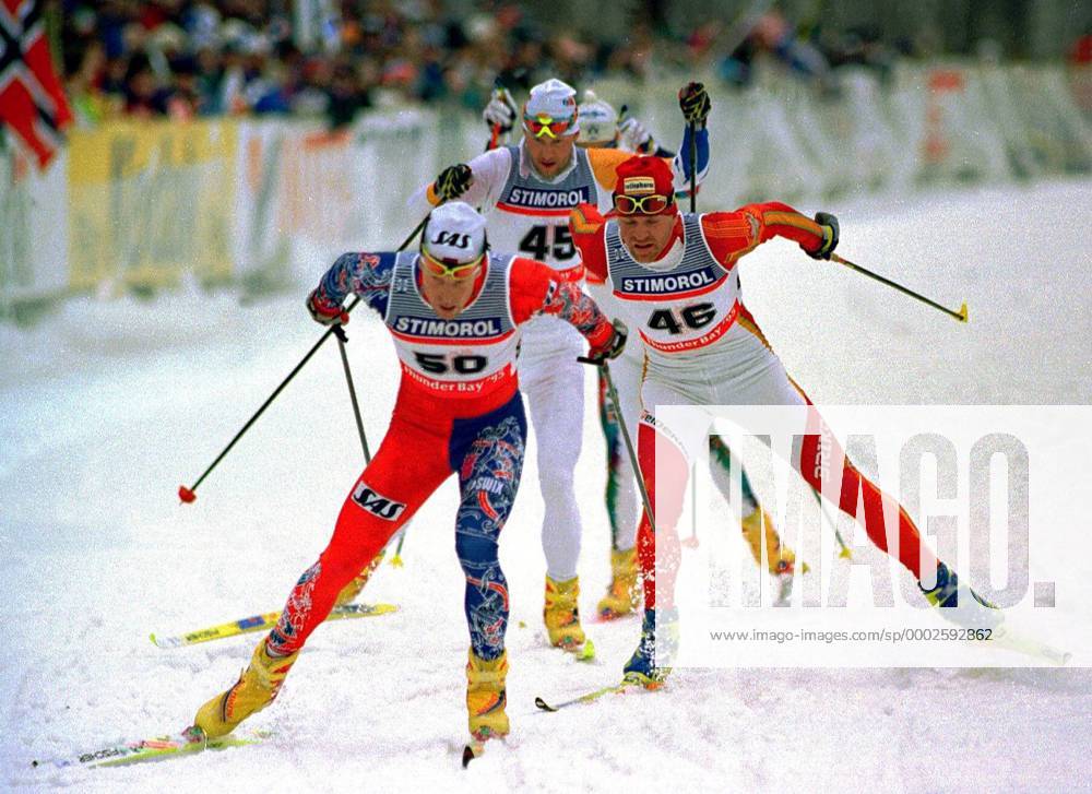 Björn Dählie (Norwegen, li.) vor Vladimir Smirnov (Kasachstan, re.) - (TBP9503190119467) Nordischer Skilauf WM Herren Weltmeisterschaft 1995, Ski Nordisch, Skisport, Langlauf, Skilanglauf, Gruppe Thunder Bay Nordischer Skilauf WM Herren Weltmeisterschaft 1995, Ski Nordisch, Skisport, Langlauf, Skilanglauf, Gruppe Thunder Bay