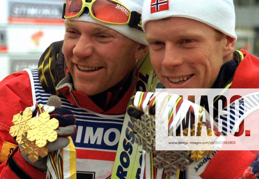 Björn Dählie (Norwegen, re.) und Vladimir Smirnov (Kasachstan) präsentieren gut gelaunt ihre gewonnenen Medaillen - (TBP9503190517723) Nordischer Skilauf WM Herren Weltmeisterschaft 1995, Ski Nordisch, Skisport, Langlauf, Skilanglauf Gruppe Thunder Bay Harmonie, Freude, Nordischer Skilauf WM Herren Weltmeisterschaft 1995, Ski Nordisch, Skisport, Langlauf, Skilanglauf Gruppe Thunder Bay Harmonie, Freude,