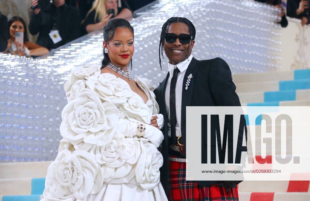 Bilder des Jahres 2023, Entertainment 05 Mai Pregnant Rihanna Attends The Met Gala - NYC Pregnant Rihanna along with Asap Rocky attends the 2023 Costume Institute Benefit celebrating Karl Lagerfeld: A Line of Beauty at Metropolitan Museum of Art in New York City, NY, USA on May 01, 2023. Photo by Charles Guerin ABACAPRESS.COM New York City NY United States