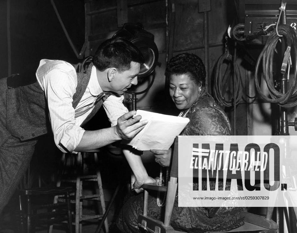 IMAGO ICONS: Ella Fitzgerald PETE KELLY S BLUES, from left, director and star Jack Webb, Ella Fitzgerald, on-set, 1955MBDPEKE EC038 PUBLICATIONXNOTxINxCANxCHNxFRAxITAxJPNxNORxPOLxRUSxESPxUKxUSA
