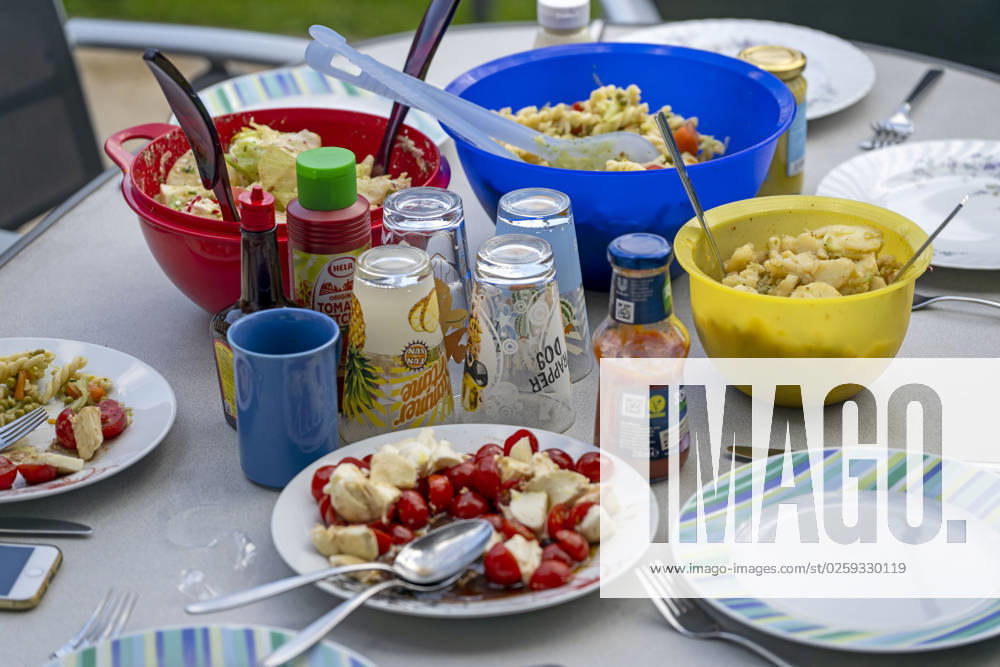 barbecue on the balcony, the barbecue sauces, salads and cutlery are ready at the table 08 06 2023, barbecue 08 06 2023, barbecue