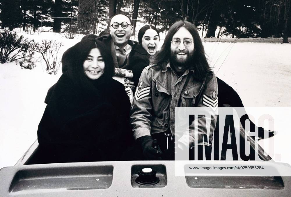 Yoko Ono, John Lennon, Ralph Ginzburg wife Shosana. Undated Photo by Neil Schneider PHOTOlink Courtesy Everett Collection (Yoko Ono John Lennon10821)ASCA037 F4509 PUBLICATIONXNOTxINxCANxCHNxFRAxITAxJPNxNORxPOLxRUSxESPxUKxUSA