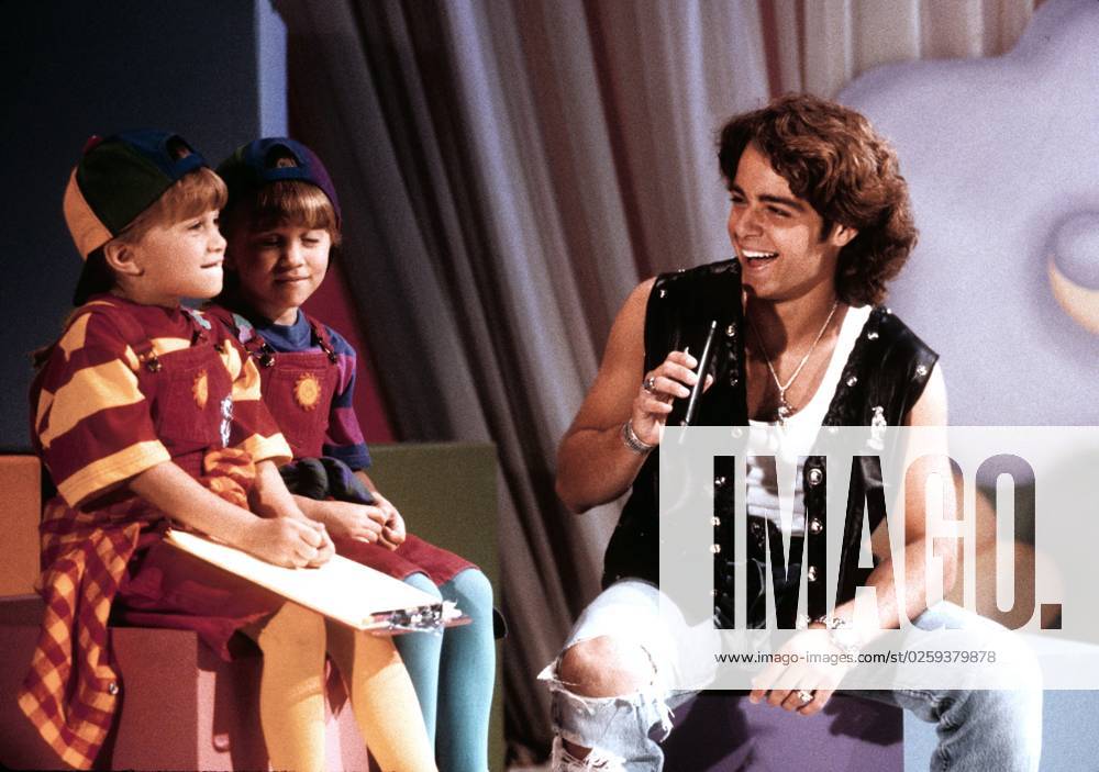 The Olsen Twins (Mary-Kate and Ashley Olsen) with Joey Lawrence on the set for the taping of their Video, Hollywood, CA, Apr 26, 1993. *Exclusive Photo* ph: Ron Wolfson Everett Collection (OlsenTwinsJoeyLawrence1)RWFA003 UW046 PUBLICATIONXNOTxINxCANxCHNxFRAxITAxJPNxNORxPOLxRUSxESPxUKxUSA