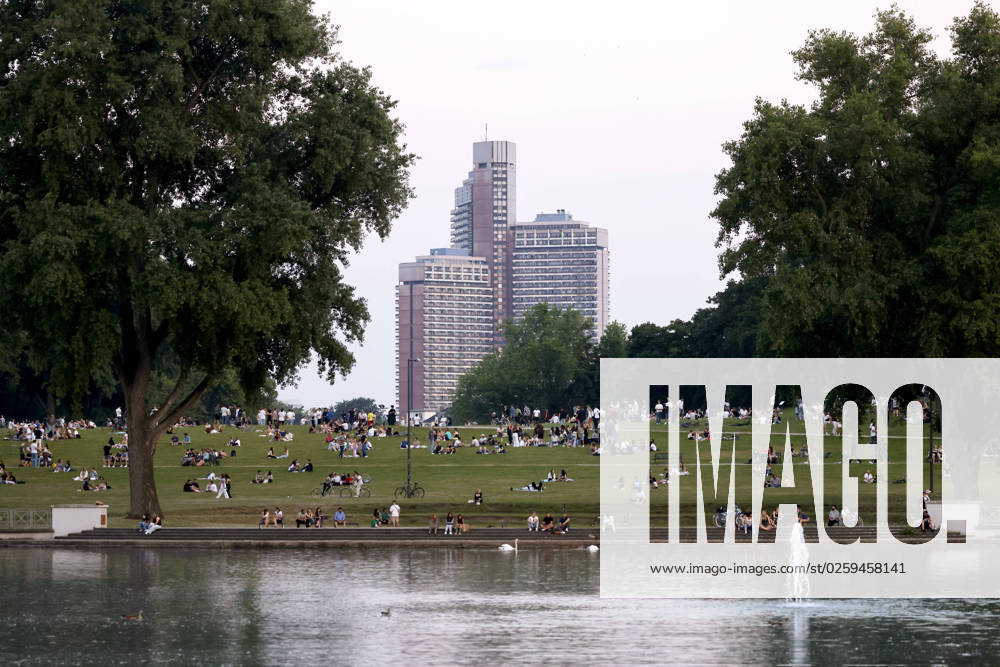 On the meadows at the Aachener Weiher, students, strollers and party people enjoy the summer temperatures The Unicenter, a high-rise residential building near the university, towers over the hill Topic image, symbol image Cologne, 10 06 2023 NRW Germany