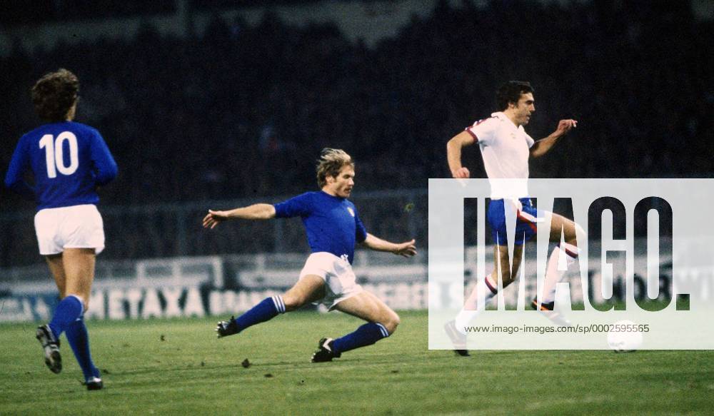 Trevor Brooking (England, re.) läßt sich von Romeo Benetti (Italien, Mitte) nicht stoppen - Fußball Länderspiel Herren WM Qualifikation 1977, Nationalmannschaft, Nationaltrikot, England - Italien 2:0 Gruppe London Dynamik, Fußball Länderspiel Herren WM Qualifikation 1977, Nationalmannschaft, Nationaltrikot, England - Italien 2:0 Gruppe London Dynamik,