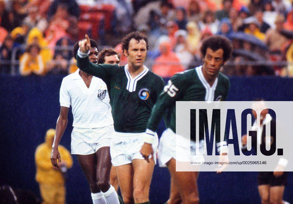 Football Cosmos Franz Beckenbauer (left) and Carlos Alberto (right) Pele s farewell game. Cosmos v Santos, Giants Stadium, New York