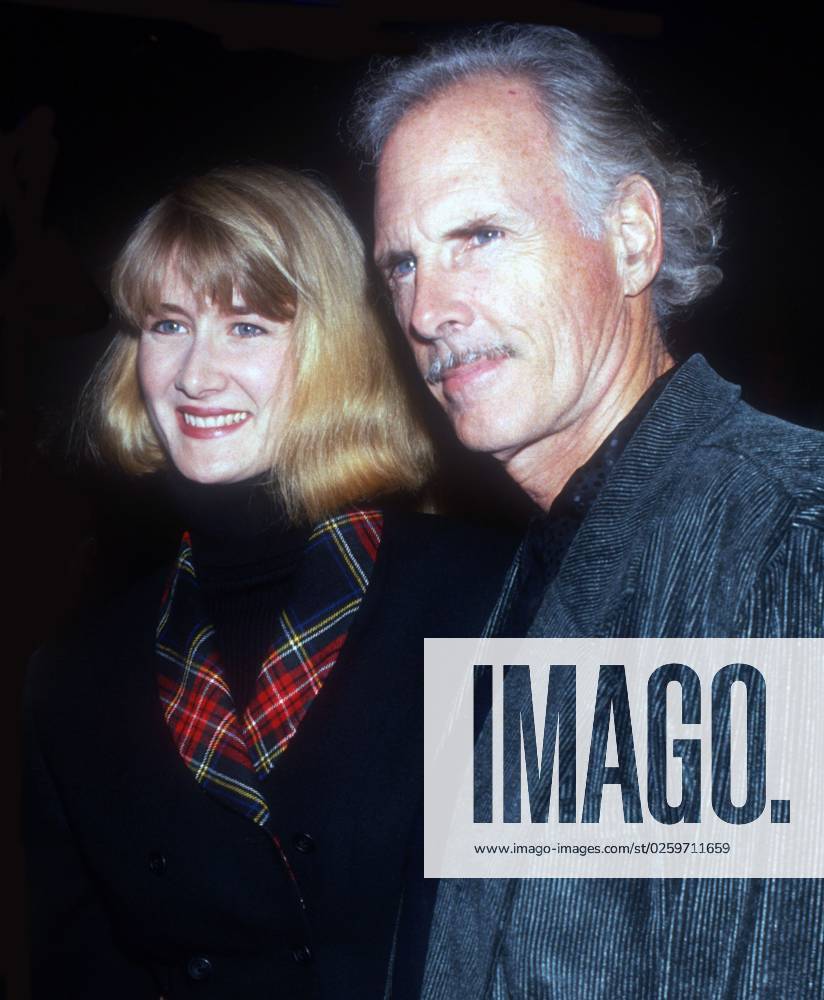 Laura Dern, Bruce Dern, 1990s, Photo By Michael Ferguson PHOTOlink Courtesy Everett Collection (Laura Dern Bruce Dern2333)ASCA033 F4621 PUBLICATIONXNOTxINxCANxCHNxFRAxITAxJPNxNORxPOLxRUSxESPxUKxUSA