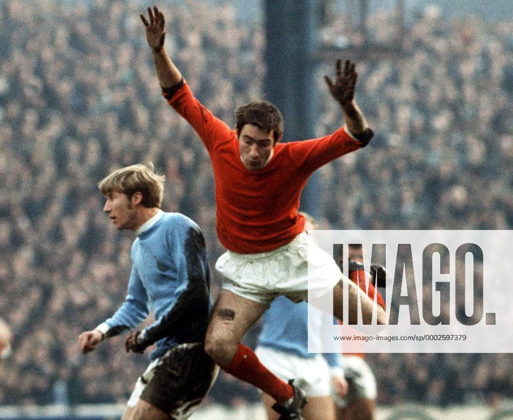 Francis Burns (Manchester United, re.) kommt gegen Colin Bell (Manchester City) zu Fall - Fußball Herren English Football League First Division 1969 1970, One, 1. Englische Liga, ManU Gruppe Manchester Dynamik, Kampf, Fußball Herren English Football League First Division 1969 1970, One, 1. Englische Liga, ManU Gruppe Manchester Dynamik, Kampf,