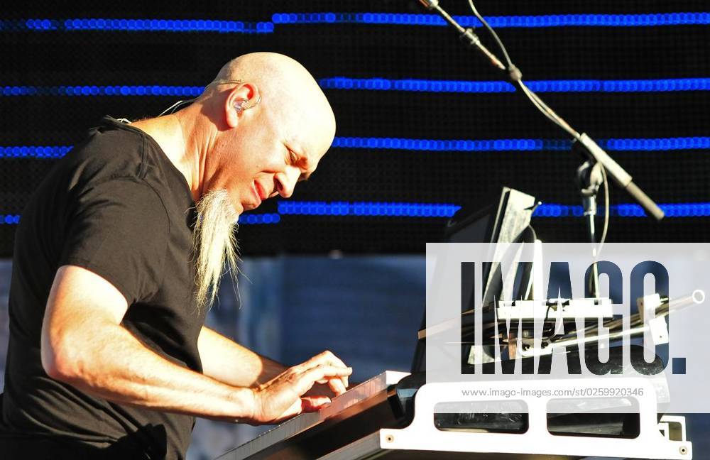 Die US-amerikanische Progressive-Metal-Band Dream Theater spielt am Freitag, 18.07.14, ein Zusatzkonzert open-air im Gelsenkirchener Amphitheater. An den Tasten arbeitet Jordan Rudess (Keyboards und Kontinuum). Deutschland Gelsenkirchen