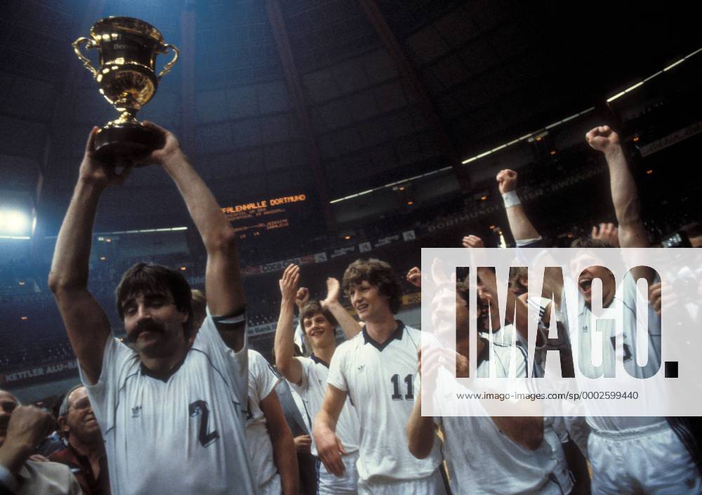 VfL Gummersbach ist IHF Pokalsieger 1982 - Heiner Brand (li.) präsentiert den Pokal, daneben u.a. Franz Josef Salewski (11) Handball Herren IHF Pokal 1981 1982, Pokalspiel, Finale, Endspiel, VfL Gummersbach Gruppe Aufnahmedatum geschätzt Dortmund Freude, Handball Herren IHF Pokal 1981 1982, Pokalspiel, Finale, Endspiel, VfL Gummersbach Gruppe Aufnahmedatum geschätzt Dortmund Freude,