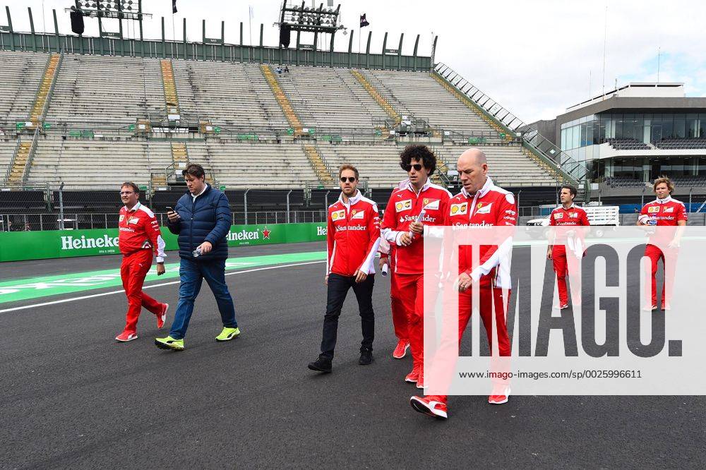 Sebastian Vettel (Scuderia Ferrari) bei der Streckenbegehung mit Teammitgliedern, Grosser Preis von Mexiko 2016, Motorsport, Formel 1, 27.10.2016, Mexiko City