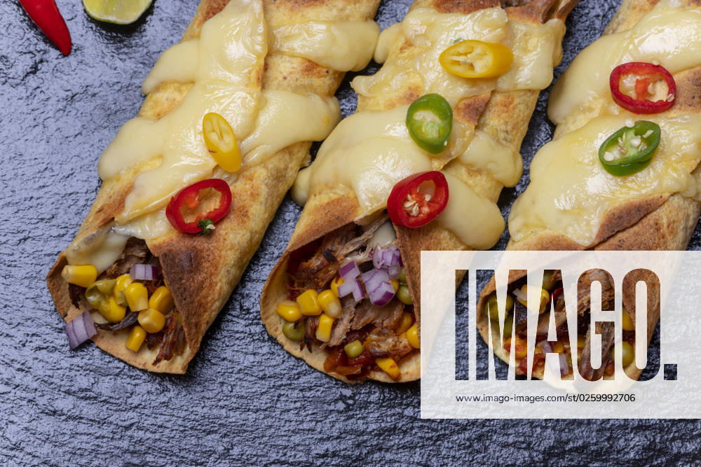 IMAGO Creative, Food, Enchiladas Übersicht über Enchiladas auf Schiefer Übersicht über Enchiladas auf Schiefer