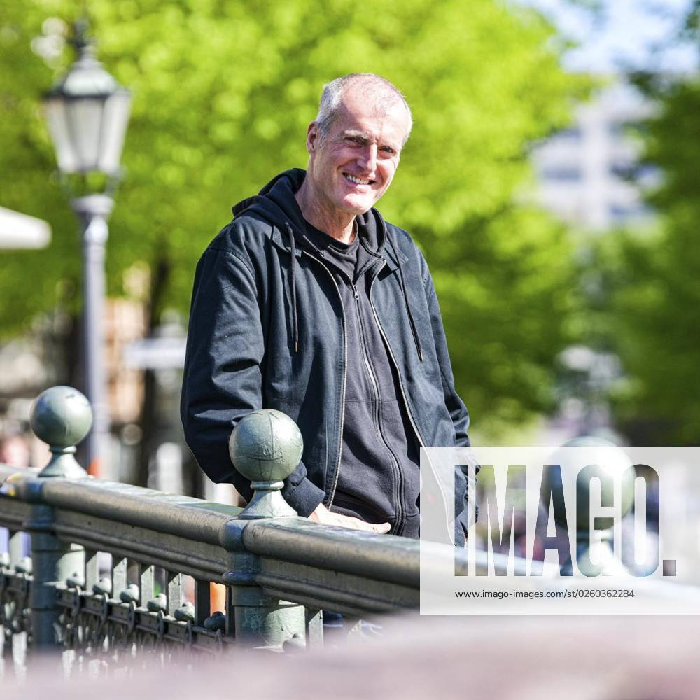 Spaziergang mit Autor Robert Seethaler an der Admiralbrücke in Kreuzberg, fotografiert am 04. Mai 2023 in Berlin. Deutschland Berlin Berlin