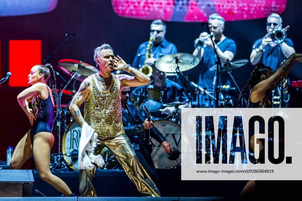 LANDGRAAF - Robbie Williams performs during the second day of the 52nd edition of Pinkpop. ANP MARCEL VAN HOORN netherlands out - belgium out