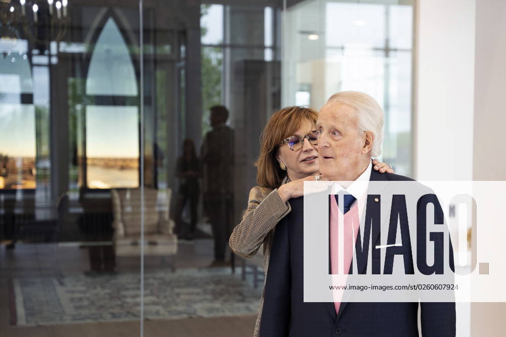 Mila Mulroney, left, fixes the collar of her husband and former prime minister Brian Mulroney as the two wait to greet Prime Minister Justin Trudeau in Mulroney Hall at St. Francis Xavier University in Antigonish, N.S. on Monday, June 19, 2023. Antigonish Canada - ZUMAc35_ 20230619_zaf_c35_082
