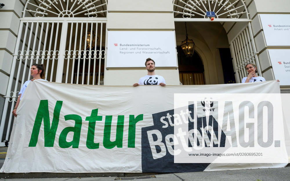 20230620 WWF-Protestaktion vor dem Bodenschutz-Gipfel - Natur statt Beton WIEN, OESTERREICH - 20. JUNI: WWF-Protestaktion vor dem Bodenschutz-Gipfel: Natur statt Beton mit der Forderung nach Bodenschutz mit verbindlichen Zielen und und wirksamen Massnahmen. Vor dem Landwirtschaftsministerium am 20. Mai, 2023 in Wien, Oesterreich. 230620_SEPA_32_001