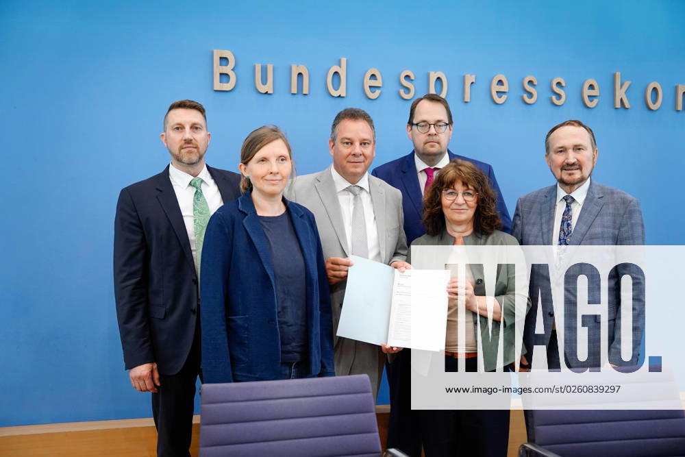 Federal Press Conference Annual Report 2022 of the Petitions Committee Martina Stamm Fibich, Chairwoman of the Petitions Committee of the German Bundestag SPD together with Andreas Mattfeldt, Spokesman of the CDU CSU fact