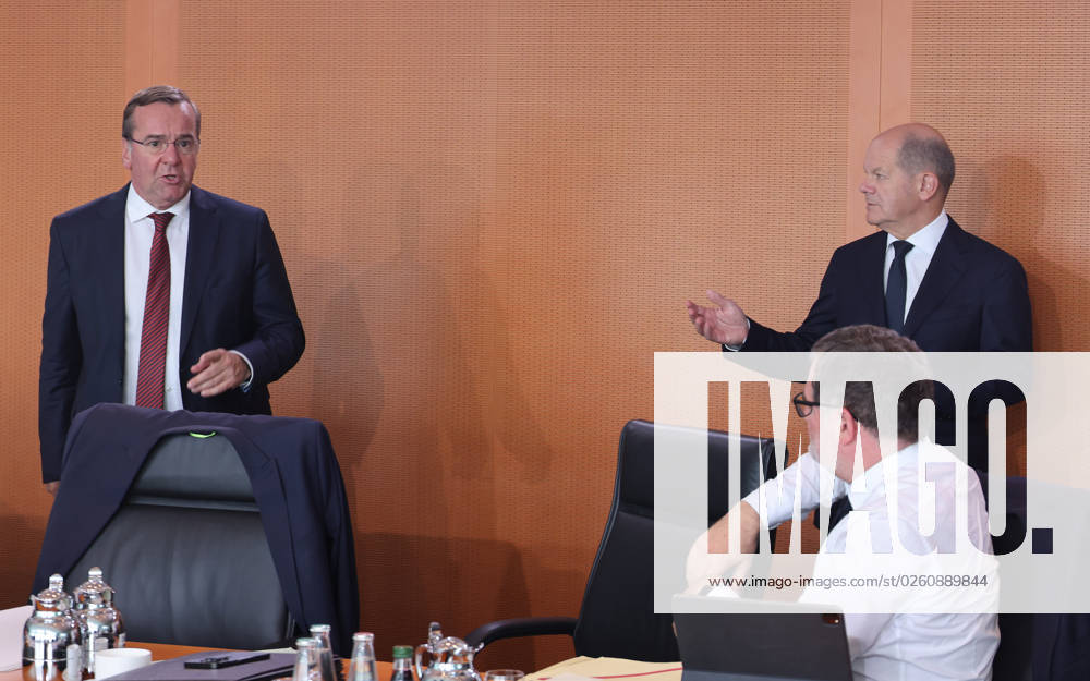 Federal Cabinet Berlin Scholz 21 06 2023, Germany, Berlin,Federal Cabinet, here Chancellor Olaf Scholz in a bad mood at the cabinet table behind his chair talking with Boris Pistorius, Federal Minister of Defense, pointing, waving, half figure Berlin Berlin Germany