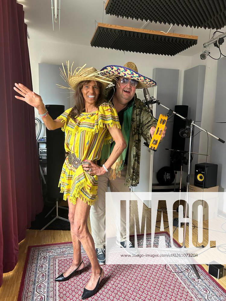 Bilder des Jahres 2023, Entertainment June 06 Entertainment Themen der Woche KW25 Es ist die Sensation auf dem kommenden Schlagermove. Entertainer und Millionär Andreas Ellermann und Bohlen-Ex Nadja Abd el Farrag nahmen gestern in einem Tonstudio in Bremen den Song Fiesta Mexicana gemeinsam auf und werden in auf dem Schlagermove 2023 in Hamburg live performen und die Premiere feiern. Bei der Coverversion des Rex Gildo Klassikers, handelt es sich um einen modernen Remix des Songs. Unsere Stimmen harmonieren fantastisch, stellt der Hamburger Entertainer und Countrysänger Andreas Ellermann fest. Endlich mal wieder in einem Tonstudio, das hat richtig Spaß gemacht , freut sich Naddel. Der Song wird seine Premiere auf dem Bild-Truck des Schlagermoves feiern. Pünktlich zum Schlagermove wird er auch im Streaming bei Son
