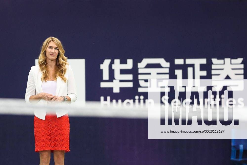 German former tennis player Steffi Graf participates in the toss before the women s singles final match between Petra Kvitova of the Czech Republic and Elina Svitolina of Ukraine on Day six of the 2016 WTA Tennis Damen Elite Trophy Zhuhai at Zhuhai Hengqin International Tennis Centre on November 6, 2016 in Zhuhai, Guangdong Province of China. CFP495075894
