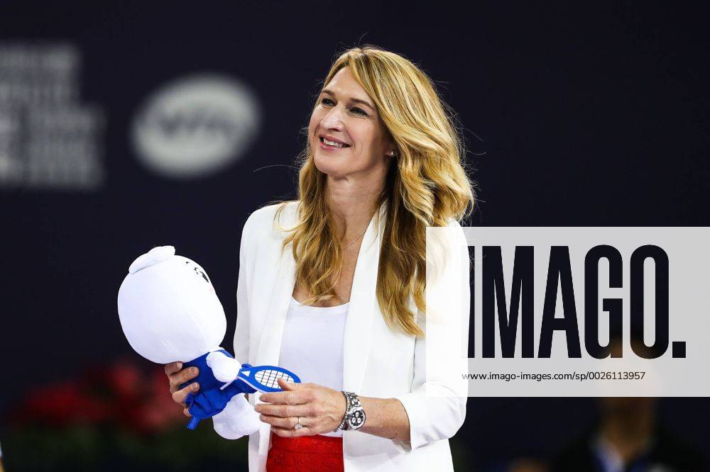 German former tennis player Steffi Graf attends the award ceremony after the women s singles final match between Petra Kvitova of the Czech Republic and Elina Svitolina of Ukraine on Day six of the 2016 WTA Tennis Damen Elite Trophy Zhuhai at Zhuhai Hengqin International Tennis Centre on November 6, 2016 in Zhuhai, Guangdong Province of China. CFP495078598