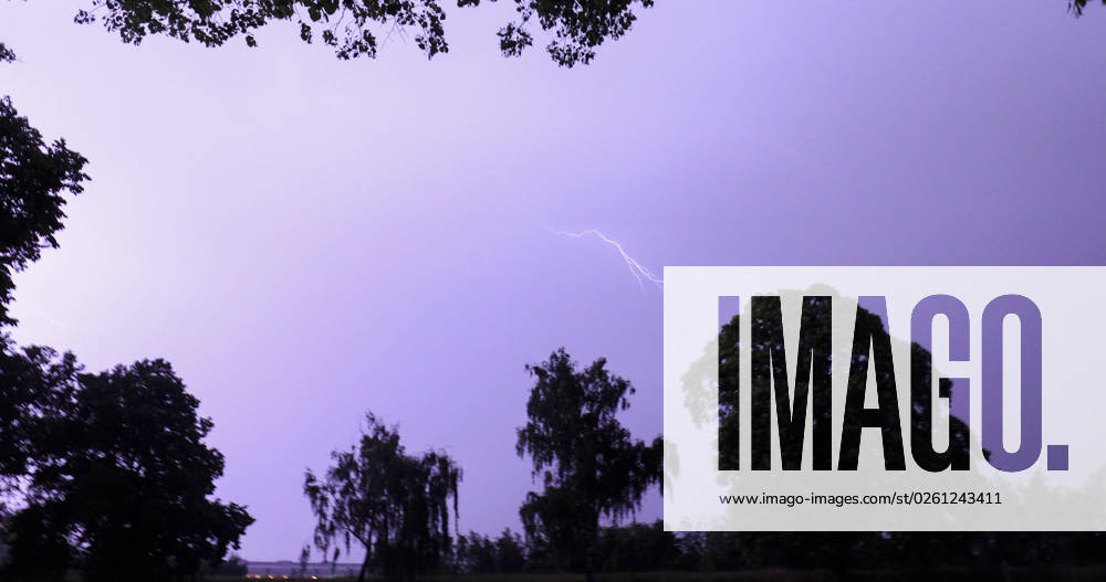 Thunderstorms over Berlin, thunderstorms with numerous lightning and heavy rain showers over Berlin on Thursday evening According to a statement from the Berlin Fire Department were until 0 25 oclock, 36 weather-related operations to record Berlin Berlin Germany