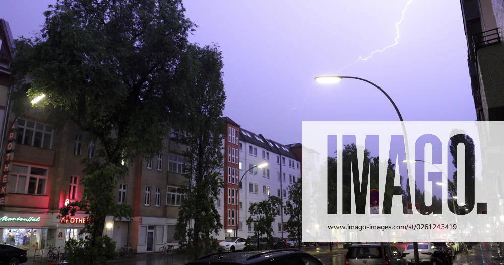 Thunderstorms over Berlin, thunderstorms with numerous lightning and heavy rain showers over Berlin on Thursday evening According to a statement from the Berlin Fire Department were until 0 25 oclock, 36 weather-related operations to record Berlin Berlin Germany