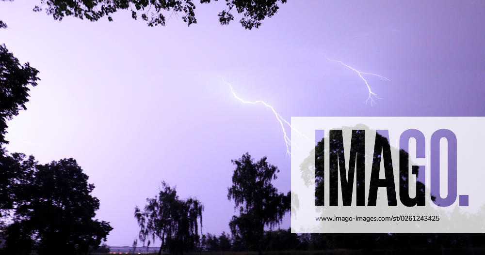 Thunderstorms over Berlin, thunderstorms with numerous lightning and heavy rain showers over Berlin on Thursday evening According to a statement from the Berlin Fire Department were until 0 25 oclock, 36 weather-related operations to record Berlin Berlin Germany