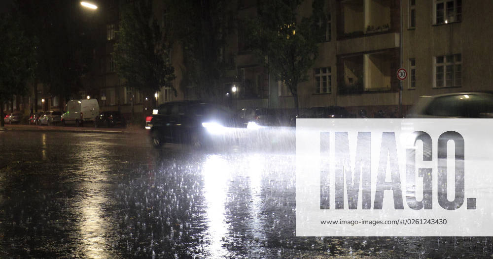 Thunderstorms over Berlin, thunderstorms with numerous lightning and heavy rain showers over Berlin on Thursday evening According to a statement from the Berlin Fire Department were until 0 25 oclock, 36 weather-related operations to record Berlin Berlin Germany